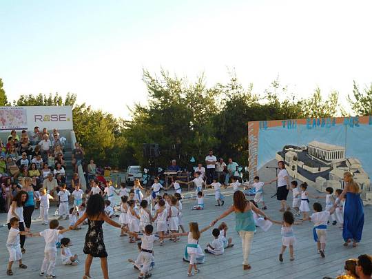 Η Πιπίνα Κουνέλη διδάσκει δημιουργικό παιχνίδι τα παιδιά προσχολικής αγωγής του παιδικού σταθμού του δήμου Γαλατσίου