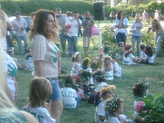 Η Πιπίνα Κουνέλη διδάσκει δημιουργικό παιχνίδι τα παιδιά προσχολικής αγωγής του παιδικού σταθμού του δήμου Γαλατσίου