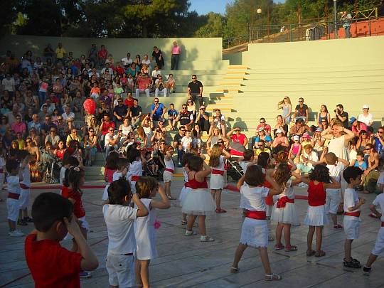 Η Πιπίνα Κουνέλη διδάσκει δημιουργικό παιχνίδι τα παιδιά προσχολικής αγωγής του παιδικού σταθμού του δήμου Γαλατσίου