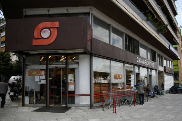 Ο Σκλαβενίτης, που έχει 3 καταστήματα στο  Γαλάτσι αύξησε έως 46% το μισθό των υπαλλήλων του