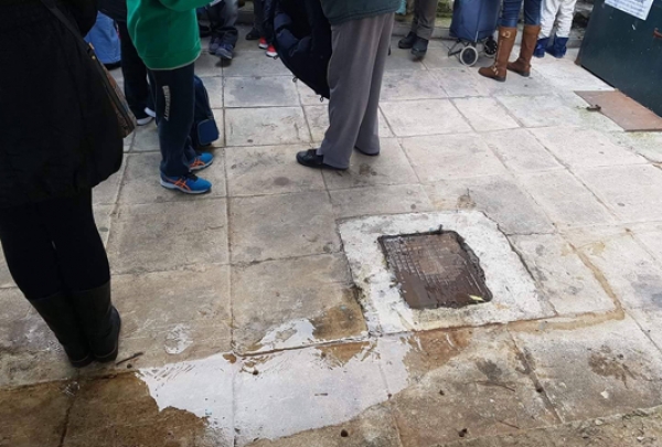 Ξεχειλίζουν φρεάτια σε σχολείο του Γαλατσίου